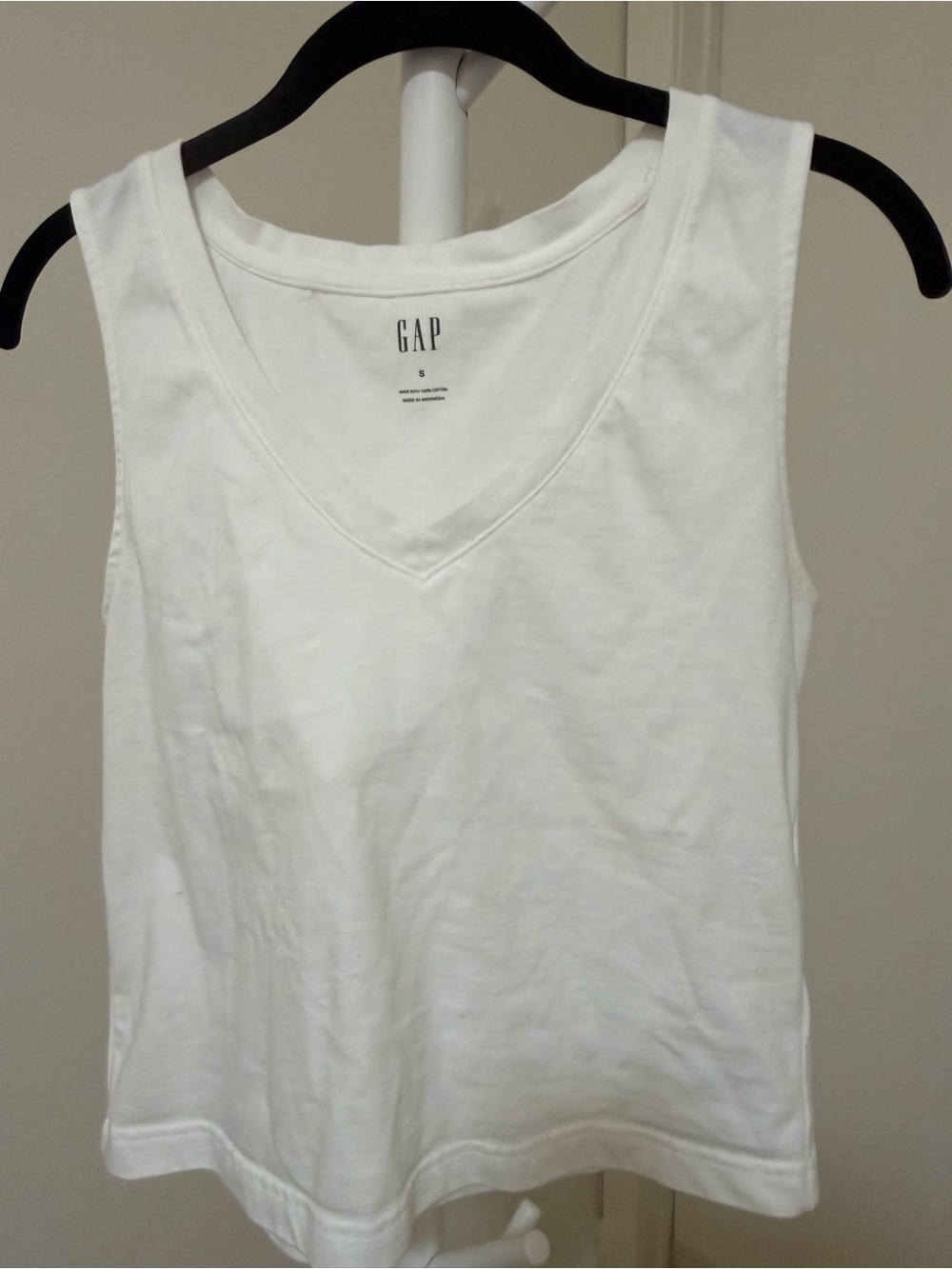 GAP Women's White V-Neck Sleeveless Tank